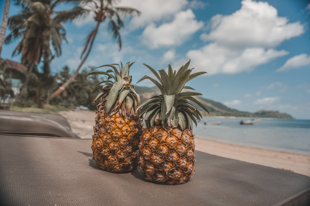 Owoce na seszelach Ananasy Owoce na Seszelach, ananasy na plaży Praslin
