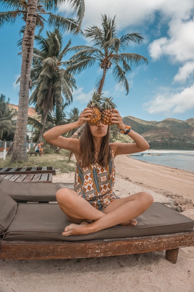 Dziewczyna trzymająca ananasy, plaża na Seszelach Plaża na wyspie Praslin, ananasy, Seszele