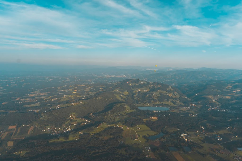Lot balonem w Austrii widok na miasto z góry